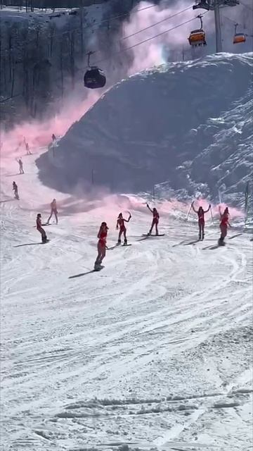 Фестиваль 🤩🥁🏔🚸💯🔥👍 BoogelWoogel на «Газпром Поляне» устроили заезд в красных купальниках😍💫