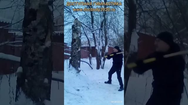 Отработка ударов деревянным шестом на макиваре (5)