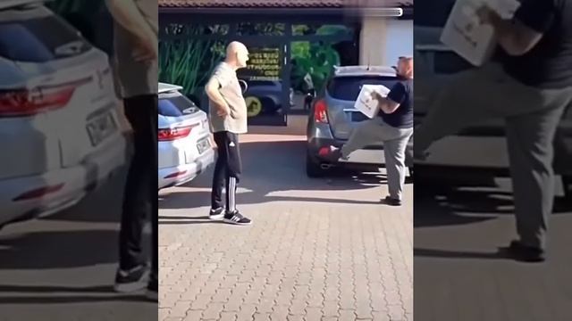 Настоящая любящая жена всегда придёт на помощь!...