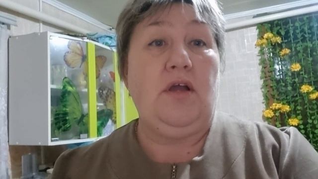 Отвариваю домашнюю курицу, чищу чеснок  и опять бутерброды.
