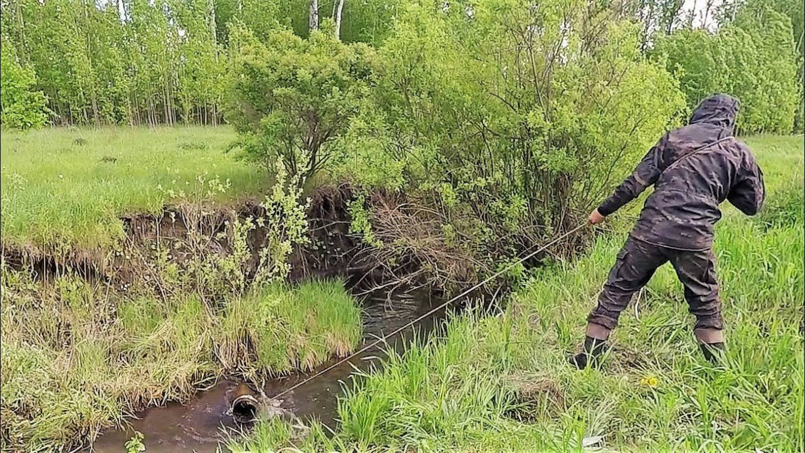 Как такое никто не заметил. Вытягиваем из воды... Коп металлолома. Металл свалили в овраг.