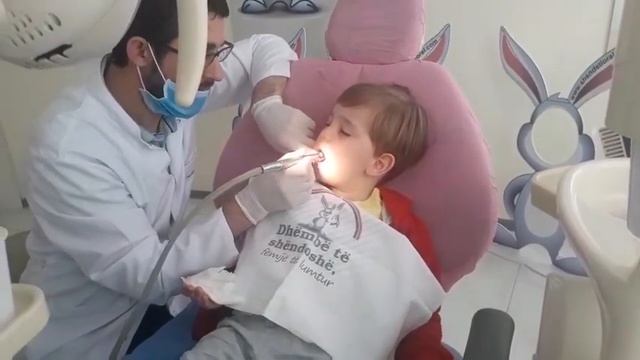 Vizita e parë e 🐰Alpit 3 vjeçar🐇 te dentisti Dr. Xheladin Ujkani