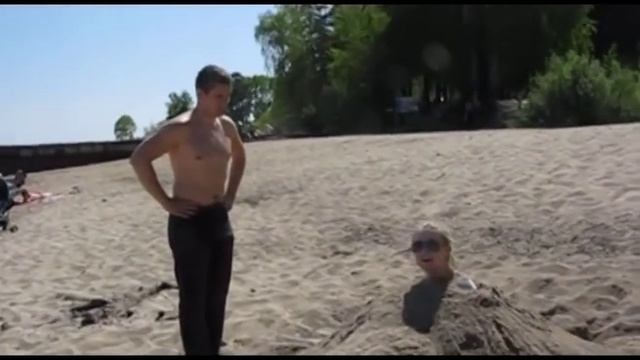 Пляжный репортаж - "Девушка в песке" (ОбьГЭС, 2012, ребята с ВАСХНИИЛа)