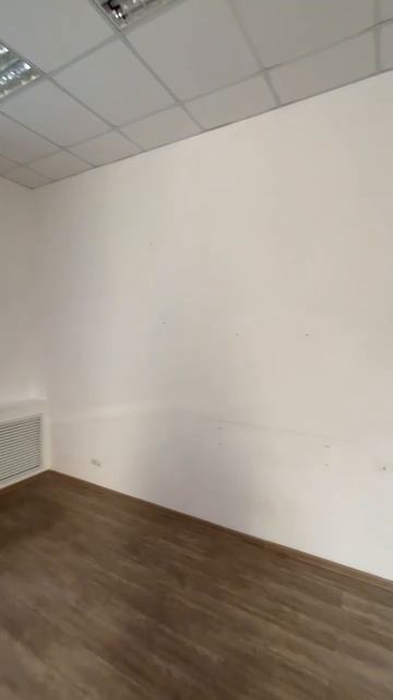 Офис с водой на первом этаже