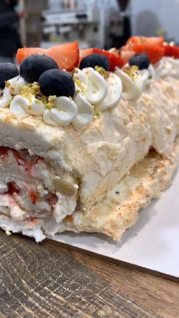 Pavlova con fresa y Almendras! Buenísima!