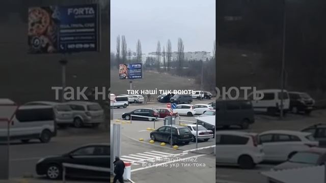 Людоловы из ТЦК толпой загнали и поймали очередную людину.