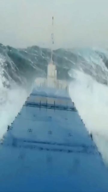 Танкер в морском шторме