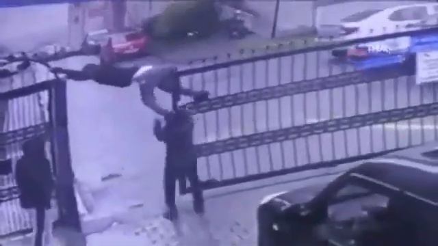 "Ты, Ерёма, не тяни - разорвешь мои штаны..."