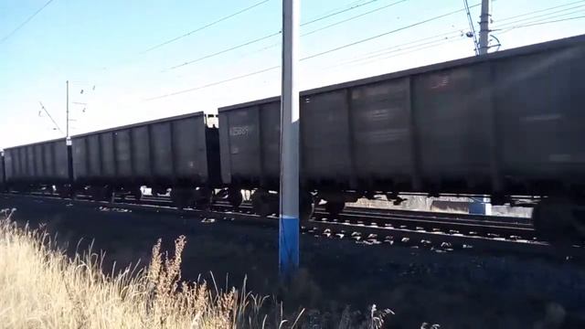 Грузовой поезд с электровозом ВЛ80.