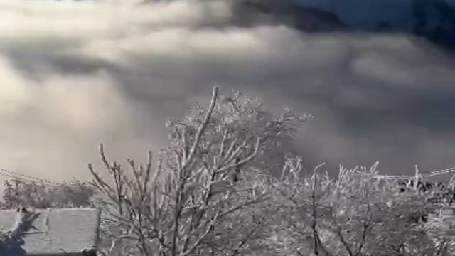 Облака и туман на вершинах гор Дагестана