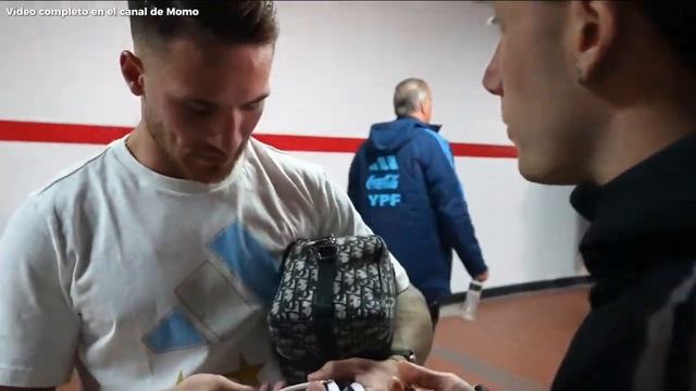 Alexis Mac Allister con el Momo, le entrega los auris de virgo