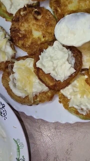 #готовимдома  кабачки с сыром чесноком и майонезом, в кляре с яйцом и мукой
