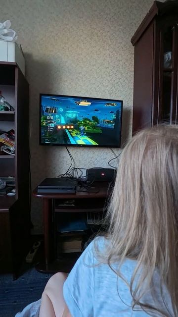 Леся играет