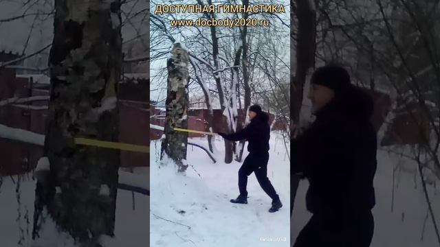 Отработка ударов деревянным шестом на макиваре