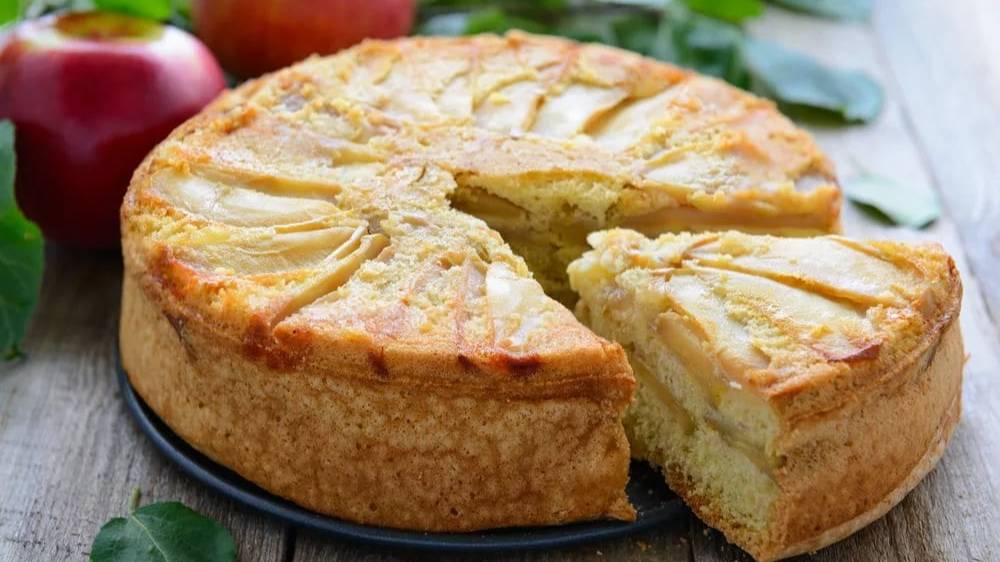 Шарлотка в духовке с яблоками