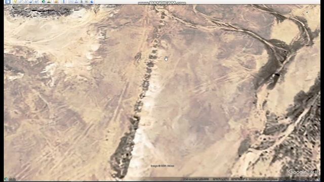 В пустыне Омана тоже выращивали чужих. Воронки в ряд похожие как в Перу