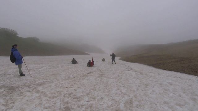 Спуск с Пика Скалистый, снежник