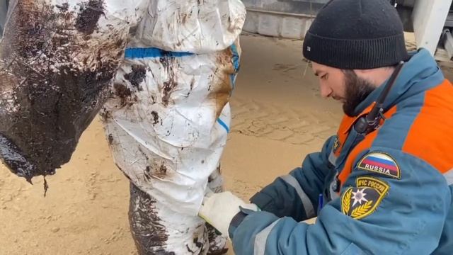 Вот так выглядят водолазы после сборки мазута в Анапе