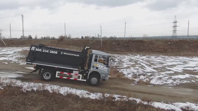 Самосвал Shacman L3000 в действии.