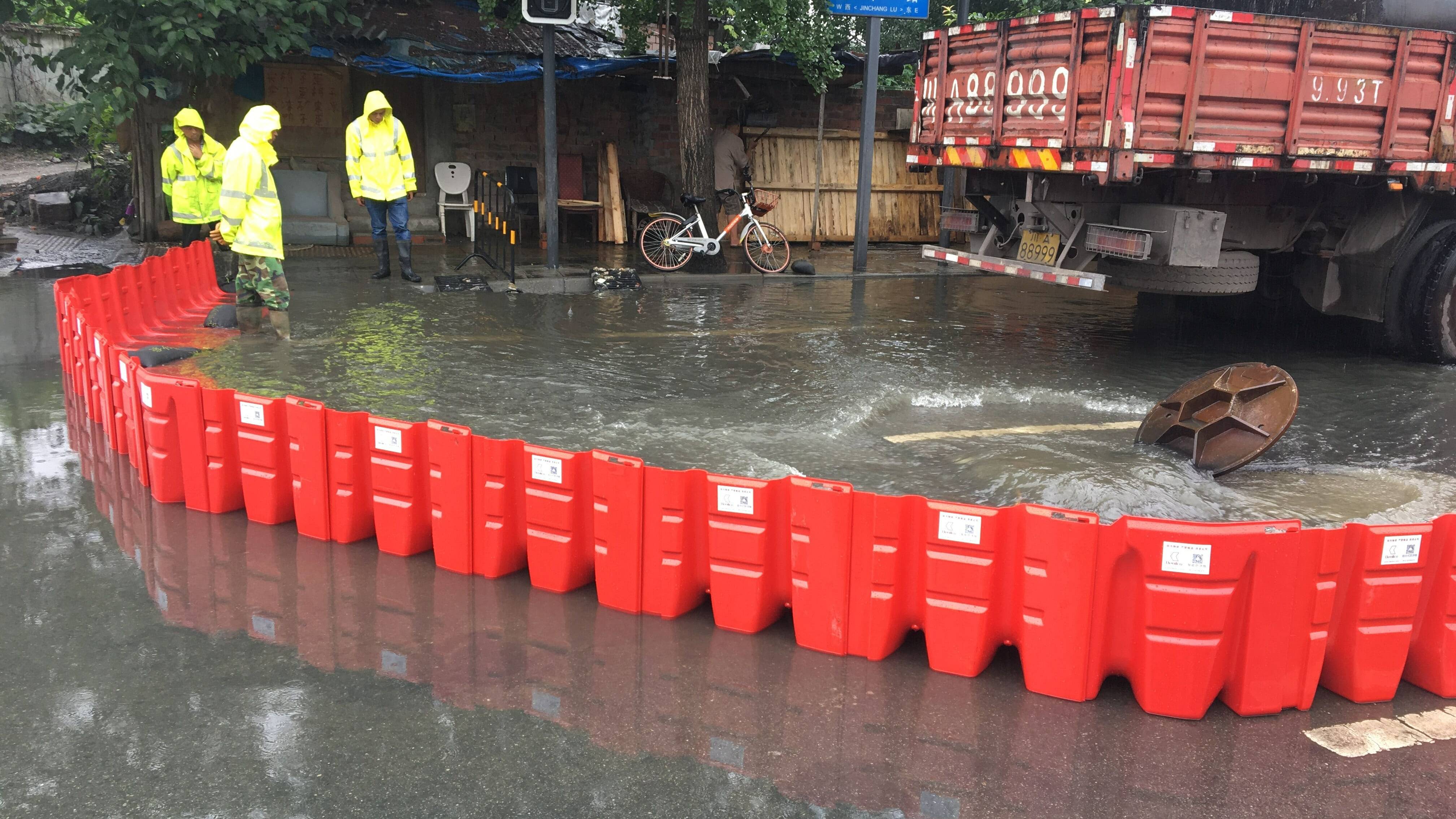 Cтена противопаводкового короба в городском водоотводе_STOPFLOOD
