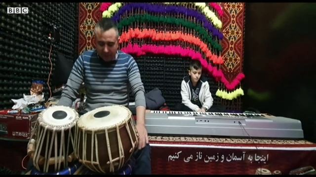 Англия:Ўзбек таксичиси бугун қандай кун кечирмоқда? Ҳайдовчиликдан бошқа кунлар созандалик - BBC