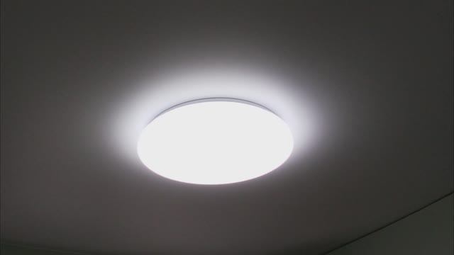 Как повесить люстру. Как поменять люстру на подвесном потолке.