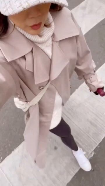 Fall Look: Oversized Trench Coat, Baseball Cap, Lululemon Leggings and Sneakers