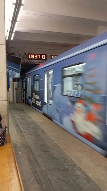 новогодний поезд метро Москва 2017 отправляется со станции Планерная