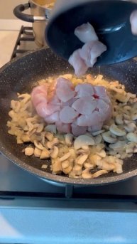 Курка у вершковому соусі з грибами і шпинатом #рецептиукраїнською #food #shorts
