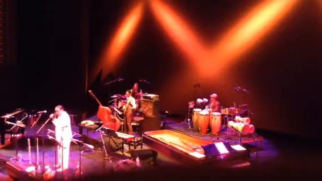 Giovanni Hidalgo solo congas live in paris october 2013
