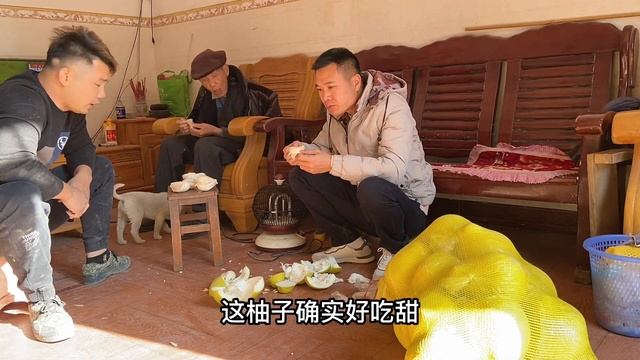 男一号扛柚子，分给大家吃，都说柚子很甜好吃！#柚子#生活#日常#男一号