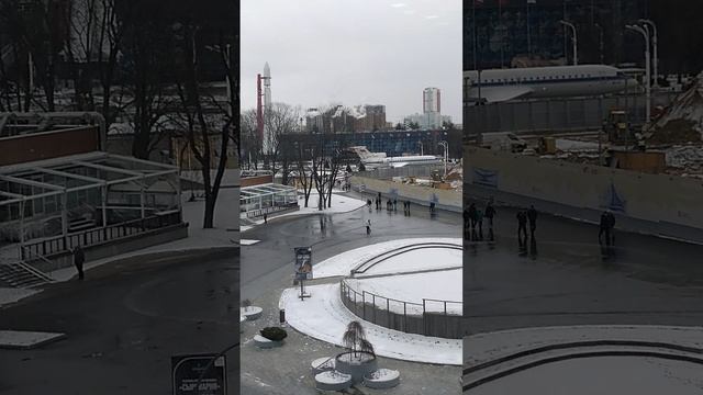 Наблюдаем в окно обзорную панораму ВДНХ, современное название ВВЦ