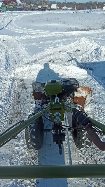 Чистим снег.