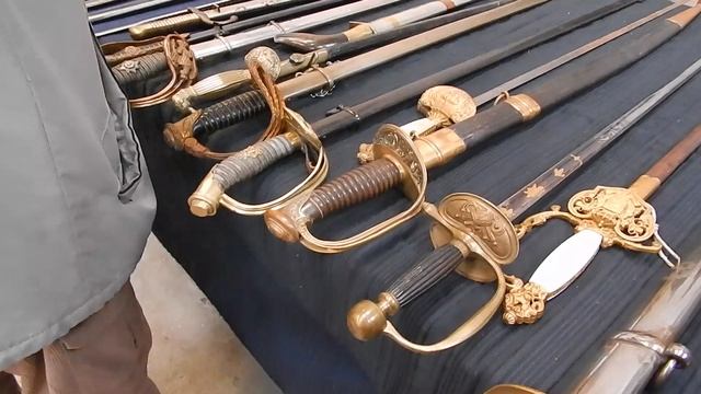 штыки.сабли.тесаки военный антиквариат на барахолке!