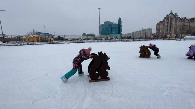 Многодетные ходят на каток с утра, чтоб всех не растерять 😅