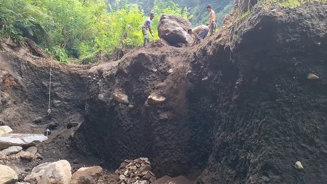 Строительство, шахтёры сбросили большой камень