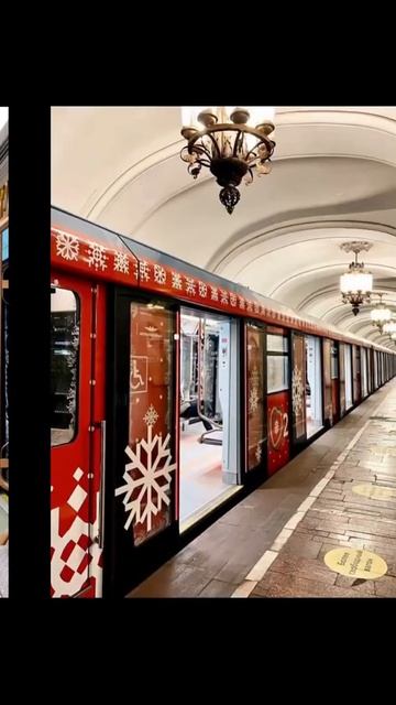 Новогодний поезд метро Москва 2020.