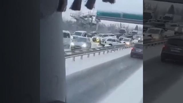 Девять машин столкнулись на трассе во Владивостоке, один человек пострадал