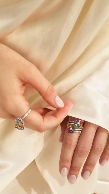 Красочная коллекция «Цветик-семицветик» представлена пусетами, кольцами, браслетом и подвесками ✨