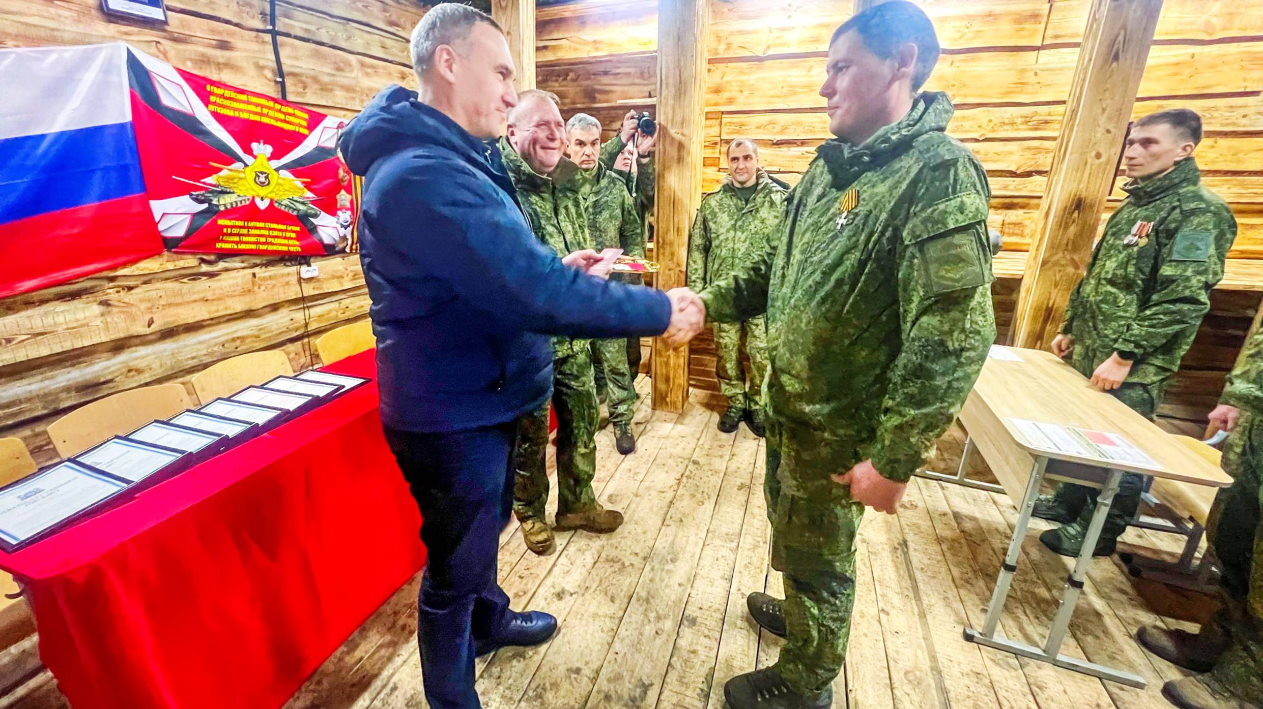 Губернатор Югры вручил бойцам СВО государственные и окружные награды