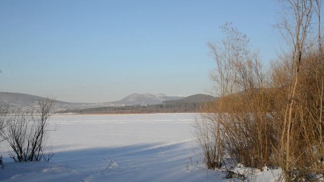 У берега пруда вид на горы. Красоты России. Видео для релаксации.