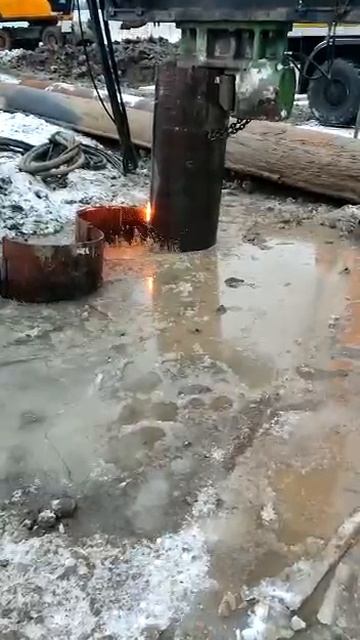 Вот такой февральский грунт 🚚 Погружаем трубы. АРЕНДА СПЕЦТЕХНИКИ тел. +7 (985) 185-77-77.