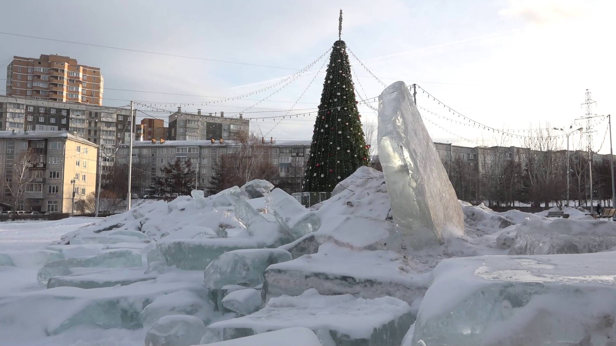 В КРАСНОЯРСКЕ НАЧАЛИ СНОСИТЬ ЛЕДОВЫЕ ГОРОДКИ И ЕЛКИ