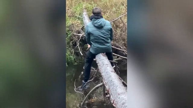 БИТВА НА БРЕВНЕ НАД ВОДОЙ. ПРЫЖКИ ЧЕРЕЗ ОГРОМНЫЙ КОСТЁР. СМЕШНО АХАХА