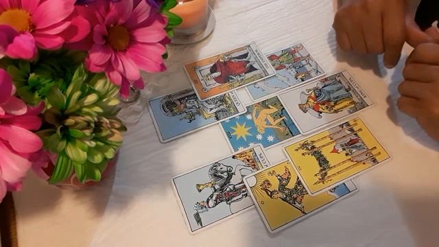 Escorpión Abril Solteras  .Algo o alguien te retiene..!!.Mariposa Moonarca Tarot