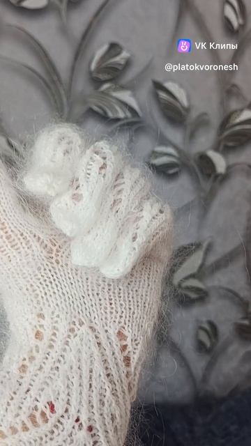 Изысканные белые пуховые женские перчатки.