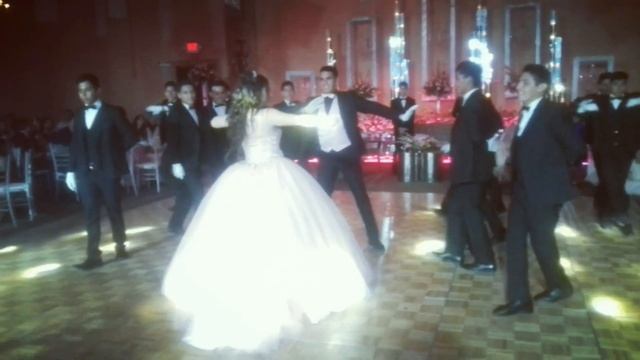 vals de Montserrat vargas con  14 chambelanes. iris-goo goo dolls