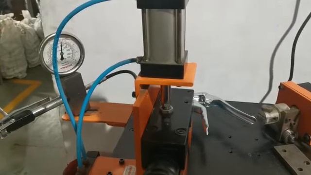 Шприц для смазки. Рабочее давление 4000 psi.(276BAR).