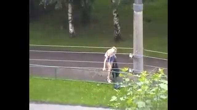 Пьяная красотка светится