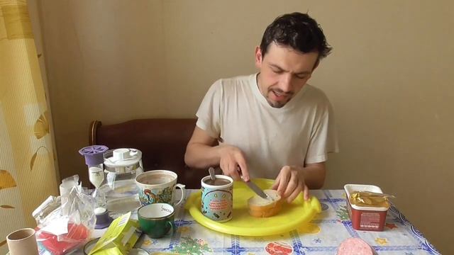 ЧЕЛОВЕК НА КУХНЕ ПОЕТ ВЕСЕЛУЮ ПЕСНЮ